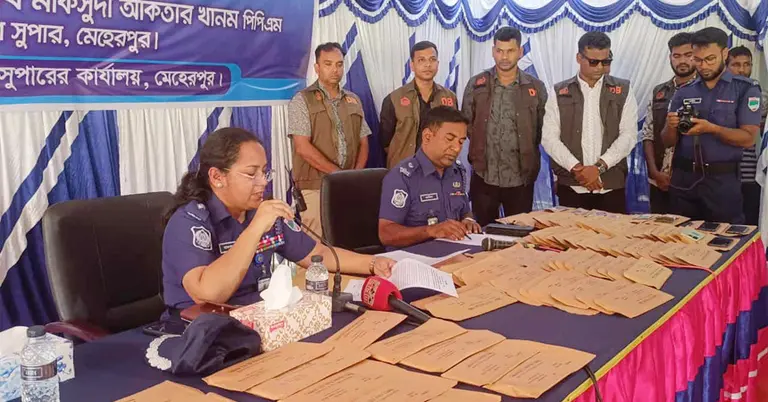 কথা বলছেন পুলিশ সুপার মাকসুদা আখতার
